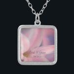 Roze hyacinth Flowers Wedding Zilver Vergulden Ketting<br><div class="desc">Het  Pink Hyacinth Flowers Wedding Pendant Ketting maakt een uniek keepasegeschenk voor de bruid of haar bruidsmeisjes en bruidsfeest.  Deze elegante bloeiende nuptiale sierjuwelen hebben een florale foto van een roze hyacintebloem met een roze veer bloesem in een sterling zilveren plein.</div>