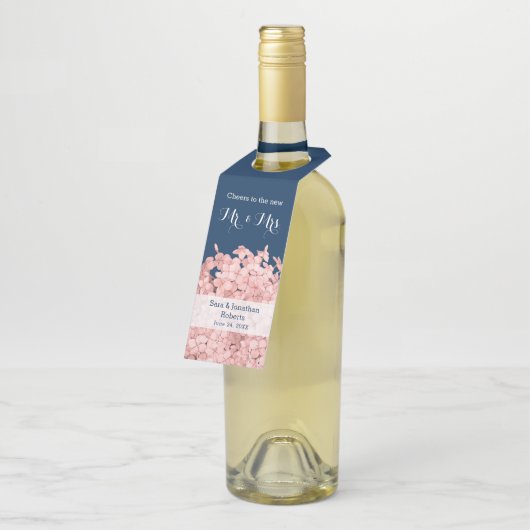 Roze hydrangea op marineblauw gepersonaliseerd huw flessenhanger (Schuin)