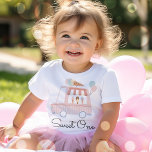 Roze Ice Cream Sweet One 1e Verjaardagsfeestoutfit<br><div class="desc">Pink Ice Cream Sweet One 1st Birthday Party Outfit Baby T-Shirt Alle design zijn © PIXEL PERFECTION PARTY LTD</div>