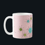 Roze Iconische Atomic Starbursts Mok<br><div class="desc">Dit roze iconische Atomic Starbursts Mok patroon is voorzien van iconische atoomstarbursts. Dat klopt! De oude school, First Lady Roze gekleurde achtergrond met gouden spikkels is de perfecte achtergrond voor de levendige turquoise, rustgevende selderij en kitschy peer groen gekleurde cirkels. De vlekken van kleur worden sporadisch geplaatst in verschillende maten...</div>