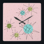 Roze iconische atoomspringstofwandklok vierkante klok<br><div class="desc">Deze roze Iconische atoomstoot barst een vierkant acrylwand-klokpatroon met iconische atomaire sterrenbursts. Dat klopt! De oude school, First Lady Pink, met gouden gekleurde achtergrond, is de perfecte achtergrond voor de levendige turquoise, het verzachten van selderij en kitschy peren groene cirkels. De vlekken van kleur worden sporadisch geplaatst in diverse grootte...</div>