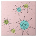 Roze iconische atoomstaarten keramische tegel tegeltje<br><div class="desc">Deze roze Iconische atoomstoot barst een groot keramisch tegelpatroon met iconische atomaire sterrenbursts. Dat klopt! De oude school, First Lady Pink, met gouden gekleurde achtergrond, is de perfecte achtergrond voor de levendige turquoise, het verzachten van selderij en kitschy peren groene cirkels. De vlekken van kleur worden sporadisch geplaatst in diverse...</div>