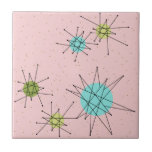 Roze iconische atoomstaarten keramische tegel tegeltje<br><div class="desc">Deze roze Iconische atoomstaar barst een klein keramisch tegelpatroon met iconische atomaire sterrenbursts. Dat klopt! De oude school, First Lady Pink, met gouden gekleurde achtergrond, is de perfecte achtergrond voor de levendige turquoise, het verzachten van selderij en kitschy peren groene cirkels. De vlekken van kleur worden sporadisch geplaatst in diverse...</div>