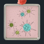 Roze Iconische atoomStarbursts kerstversiering Metalen Ornament<br><div class="desc">Deze roze Iconische atoomStarburst barst het patroon van de kerstversiering uit met iconische atomaire sterrenbursten. Dat klopt! De oude school, First Lady Pink, met gouden gekleurde achtergrond, is de perfecte achtergrond voor de levendige turquoise, het verzachten van selderij en kitschy peren groene cirkels. De vlekken van kleur worden sporadisch geplaatst...</div>