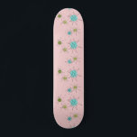 Roze Iconische atoomstartskateboard Skateboard<br><div class="desc">Dit roze Iconische atoomstaarten Skateboardpatroon kenmerkt iconische atomaire sterrenbursts. Dat klopt! De oude school, First Lady Pink, met gouden gekleurde achtergrond, is de perfecte achtergrond voor de levendige turquoise, het verzachten van selderij en kitschy peren groene cirkels. De vlekken van kleur worden sporadisch geplaatst in diverse grootte met het bekleden...</div>