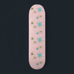 Roze Iconische atoomstartskateboard Skateboard<br><div class="desc">Dit roze Iconische atoomstaarten Skateboardpatroon kenmerkt iconische atomaire sterrenbursts. Dat klopt! De oude school, First Lady Pink, met gouden gekleurde achtergrond, is de perfecte achtergrond voor de levendige turquoise, het verzachten van selderij en kitschy peren groene cirkels. De vlekken van kleur worden sporadisch geplaatst in diverse grootte met het bekleden...</div>
