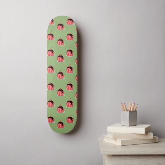 Roze ijsbekertjes op groen persoonlijk skateboard (Muurkunst)