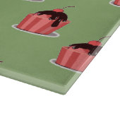 Roze ijsbekertjes op groen snijplank (Hoek)