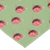 Roze ijsbekertjes op groen tafelkleed (Gekanteld)