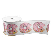 Roze ijsdonut op wit satijnen lint (Spoel)