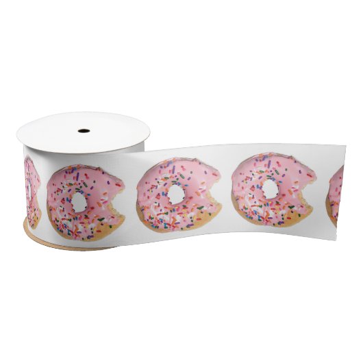 Roze ijsdonut op wit satijnen lint (Spoel)