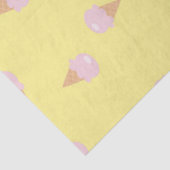 Roze ijsjes op geel tissuepapier (Detail)