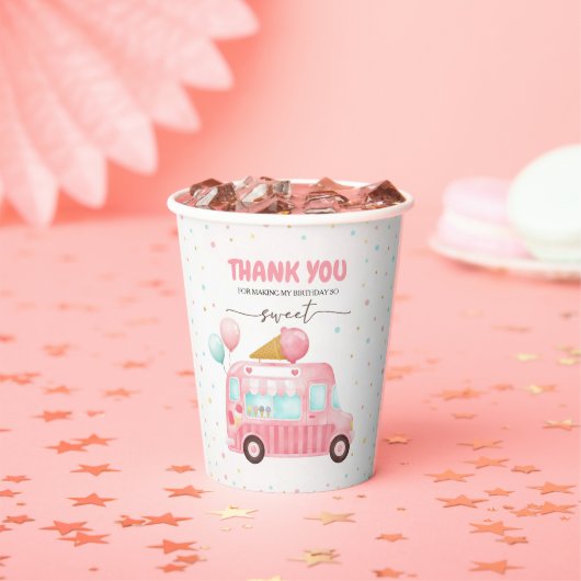 Roze ijsklok hier is de zondebok. papieren bekers (Insitu)