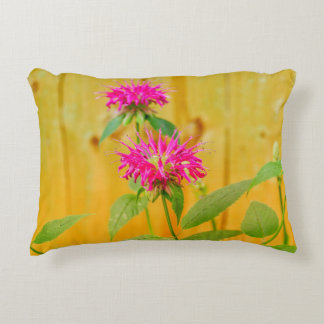 Roze in geel accent kussen