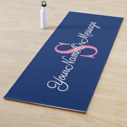 Roze Initiaal, elegante scripttekst, Royal Blue Yogamat (In situ)