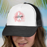Roze Initiaal Monogram Trucker Pet<br><div class="desc">Een zacht blozend roze waterverf achtergrond biedt het doek voor een schattig en eigentijds monogram, met initialen en naam. Het zwart-witte kleurenpalet van het monogram, bestaande uit schone moderne lettertypen gemengd met een scriptlettertype, straalt een eenvoudige maar leuke charme uit. Of je je voornaam of achternaam wilt gebruiken, is aan...</div>