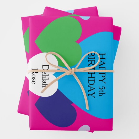Roze inpakpapier vellen met harten (In situ)
