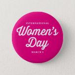 Roze internationale vrouwendag Typografie I Ronde Button 5,7 Cm<br><div class="desc">Viel Internationale Vrouwendag op 8 maart met deze aanpasbare pinknop. Deze canvas tas heeft een witte retro-typografie met een felroze achtergrond.</div>