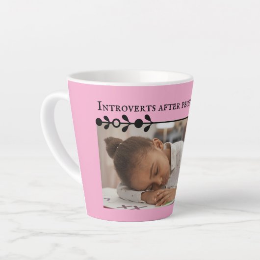 Roze introverte meme latte Mok (Linkerhoek)
