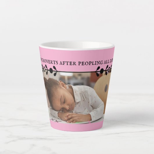 Roze introverte meme latte Mok (Voorkant)