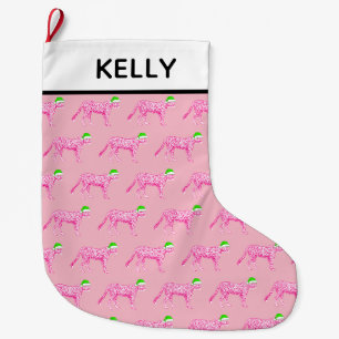 Roze jachtluipaard in kerstmuts grote kerstsok