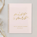 Roze juffrouw aan Mrs. Gepersonaliseerd brudal huw Planner<br><div class="desc">Aangepast ontworpen bridale bruiloft-notitieboek met 'Miss to Mrs' modern kalligrafiekontwerp op een wazige roze achtergrond.</div>