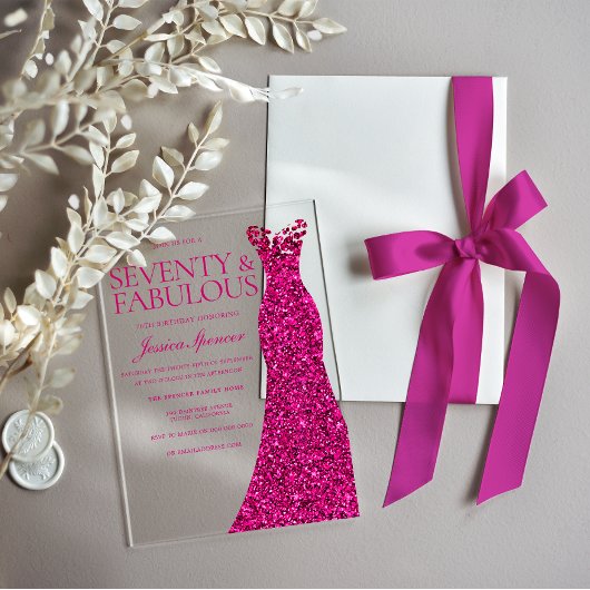 Roze jurk zeventig en fantastische 70e verjaardag acryl uitnodigingen