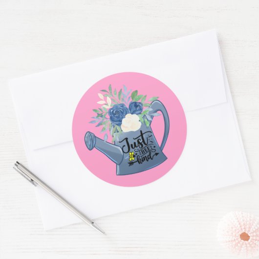 Roze Just Bee Kind Bloemengieter Positiviteit Ronde Sticker (Envelop)