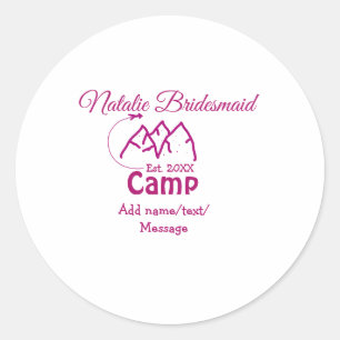 Roze kampeer bruidsmeisje voeg naam datum jaar vri ronde sticker