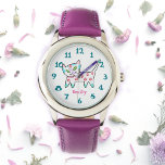 Roze Kat Roze naam Kinder Horloge<br><div class="desc">Het coole ontwerp van het kat in nu op pols voor kinderen. Deze kat is wit met blauwgroen, blauwe en roze bloemen en krullende vormgeving. Het witte gezicht van het horloge heeft gewaagde blauwgroen getallen die dit kinder horloge gemakkelijk maken te lezen. Een extra bonus nu kunt u ook een...</div>