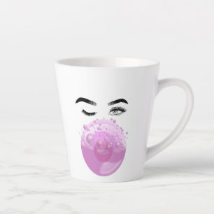 Roze kauwgom dat wordt geblazen door een vrouw latte mok