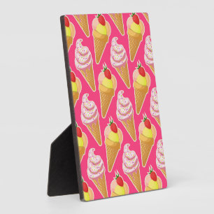 Roze Kawaii-patroon met aardbeienijs Fotoplaat