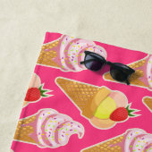 Roze Kawaii-patroon met aardbeienijs Strandlaken (In situ)