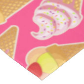 Roze Kawaii-patroon met aardbeienijs Tafelkleed (Gekanteld)