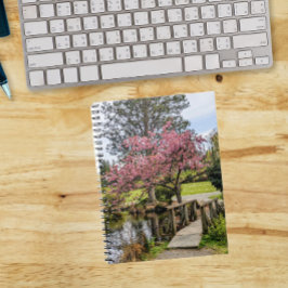 Roze Kersenbloesem en Houten Brug Notitieboek