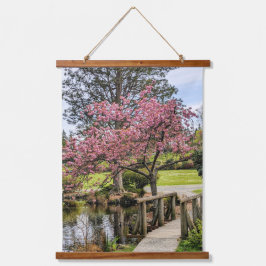 Roze Kersenbloesems en Houten Voetbrug Hangend Wandkleed
