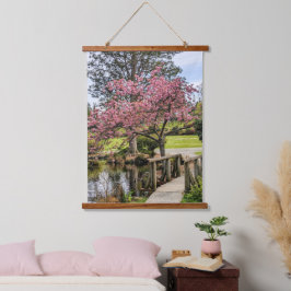 Roze Kersenbloesems en Houten Voetbrug Hangend Wandkleed