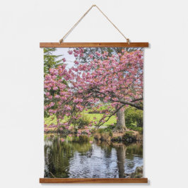 Roze Kersenbloesems en Vijver Fotografisch Hangend Wandkleed