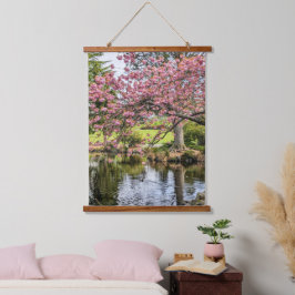 Roze Kersenbloesems en Vijver Fotografisch Hangend Wandkleed
