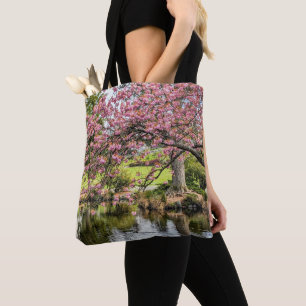 Roze Kersenbloesems en Vijver Fotografisch Tote Bag