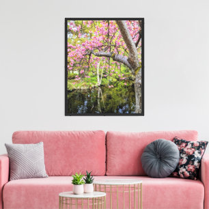 Roze Kersenbloesems Langs Vijver Canvas Afdruk