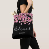 Roze kersenbloesems op zwart bruidsmeisje tote bag (Dichtbij)