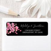 Roze kersenbloesems op zwart retouradres etiket (Insitu)