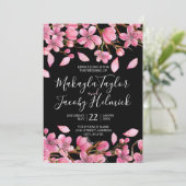 Roze kersenbloesems op zwarte bruiloft kaart (Staand voorkant)