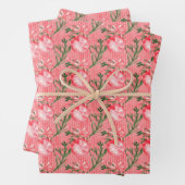 Roze kerstballen met strips inpakpapier vel (In situ)