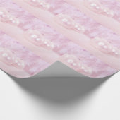 Roze kerstballen op sneeuw met roze achtergrond cadeaupapier (Hoek)