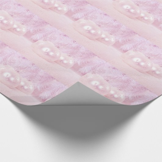 Roze kerstballen op sneeuw met roze achtergrond cadeaupapier (Hoek)