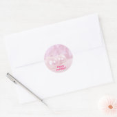 Roze kerstballen op sneeuw met roze achtergrond ronde sticker (Envelop)