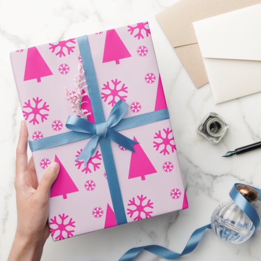 Roze Kerstboom Sneeuwvlokken Cadeaupapier (Geschenken)