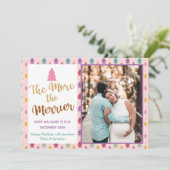 Roze kerstfoto's Regenboogvakantie Zwangerschap Aankondiging (Staand voorkant)